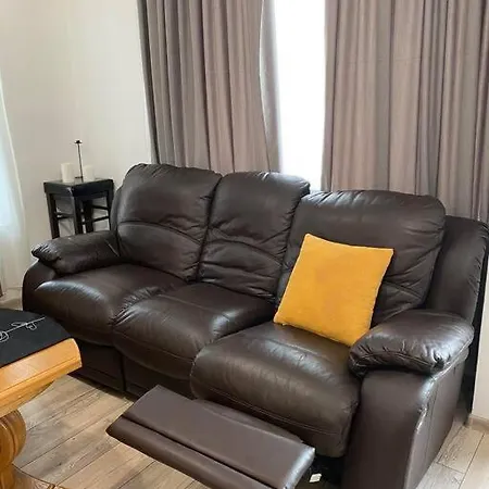 Modern 1br Apart With Cinema Couch 65 Inch Tv & Free Street Parking Apartment