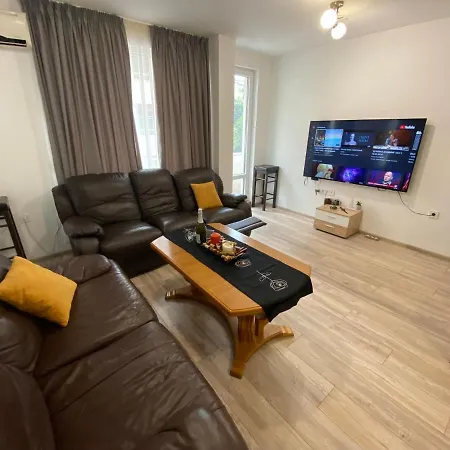 Modern 1br Apart With Cinema Couch 65 Inch Tv & Free Street Parking Plovdiv