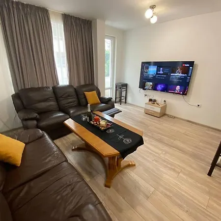 Apartment Modern 1br Apart With Cinema Couch 65 Inch Tv & Free Street Parking *
