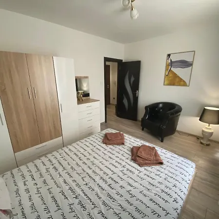 Modern 1br Apart With Cinema Couch 65 Inch Tv & Free Street Parking Apartment